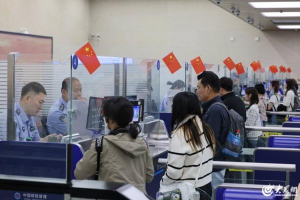 鼎合网配资 假期临近，青岛机场口岸迎来“双向奔赴”客流高潮