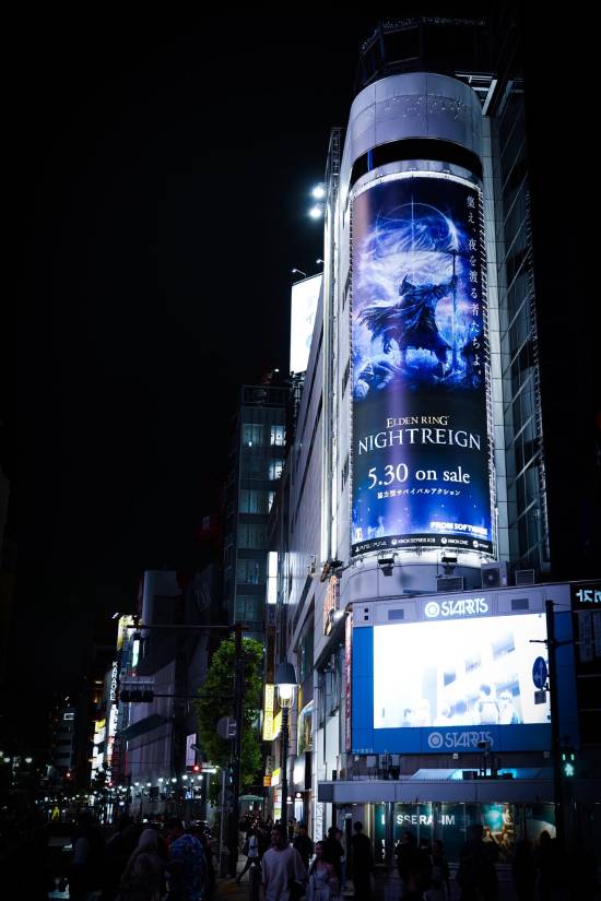 棒棒策略 《黑夜君临》超大户外广告公开：下周正式发售！