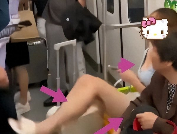 维度配资 女子猛踹男子裆部后续：穿着暴露、正脸曝光，是未成年，已被处理